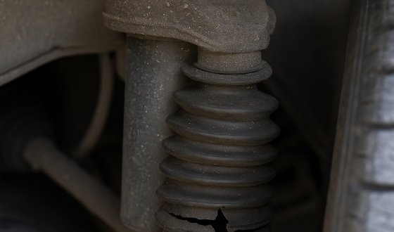 Aracınızdan Ses Geliyor mu? Amortisör Körüğü Kırığına Dikkat!